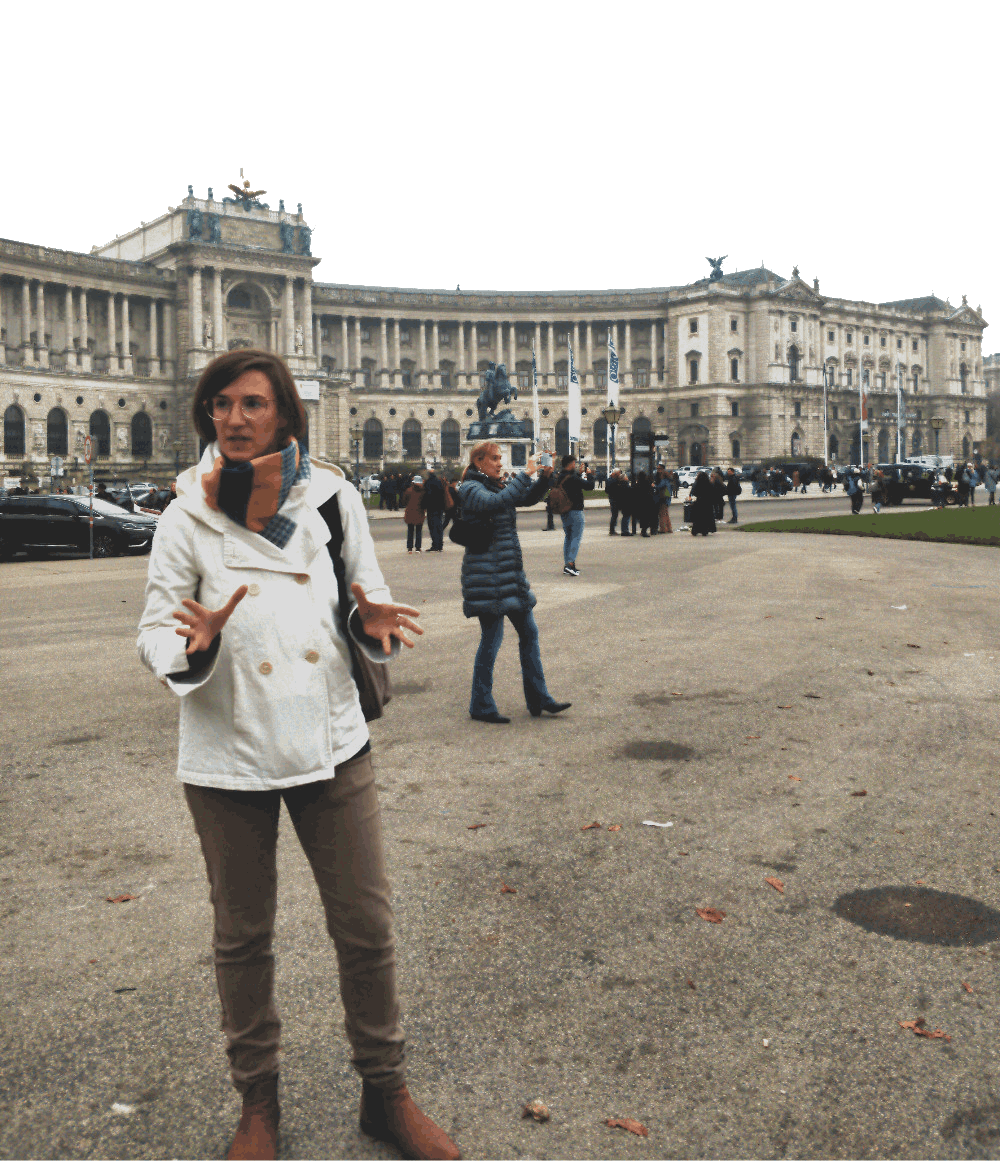 Marie-Liesse Crépin, guide touristique certifiée, effectue une visite guidée privée à Vienne, dans le palais de la Hofburg.