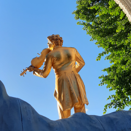 Le monument à Johann Strauss dans le Stadtpark de Vienne est photographié depuis l'arrière.